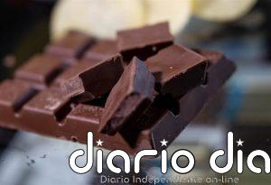 El cacao se desploma casi un 60% en un año, hasta los 3.286 dólares, pero no alivia el precio del chocolate