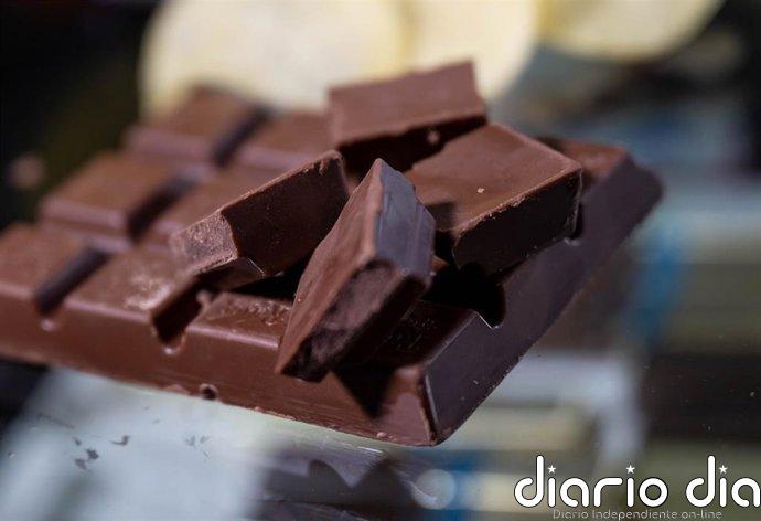 El cacao se desploma casi un 60% en un año, hasta los 3.286 dólares, pero no alivia el precio del chocolate
