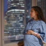 El cáncer durante el embarazo se asocia a importantes desafíos emocionales y económicos, según un estudio