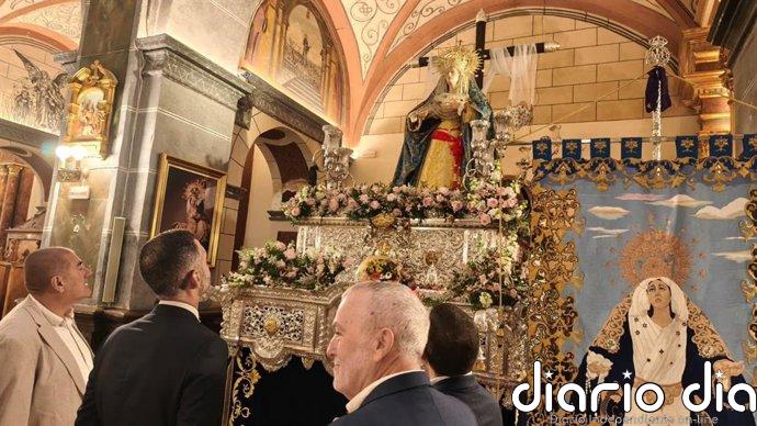 El consejero Ramón Fernández-Pacheco asiste a la salida del 'Paso Blanco' del Jueves Santo de Huércal-Overa (Almería)