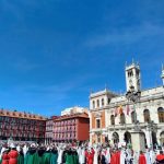 El Encuentro entre Jesús Resucitado y su Madre congrega a miles de personas en la Plaza Mayor de Valladolid