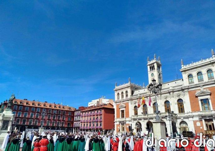 El Encuentro entre Jesús Resucitado y su Madre congrega a miles de personas en la Plaza Mayor de Valladolid