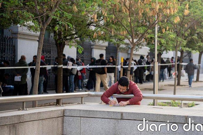 El Gobierno admite a trámite las primeras solicitudes de la regularización, que ya permiten trabajar