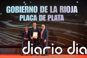El Gobierno recibe la Placa de Plata de la Federación Española de Triatlón por su impulso al triatlón riojano