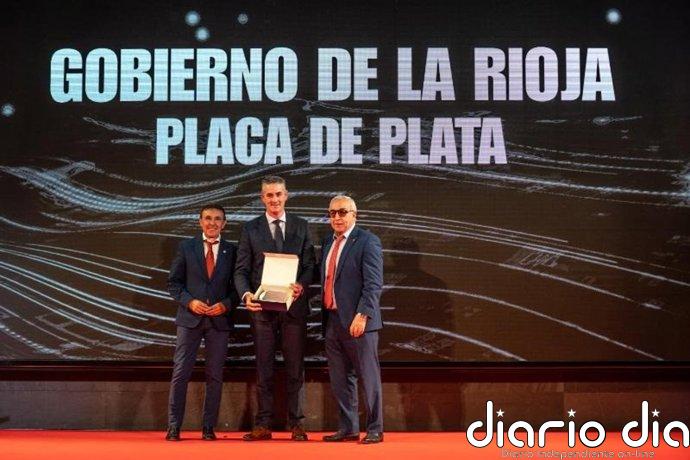 El Gobierno recibe la Placa de Plata de la Federación Española de Triatlón por su impulso al triatlón riojano