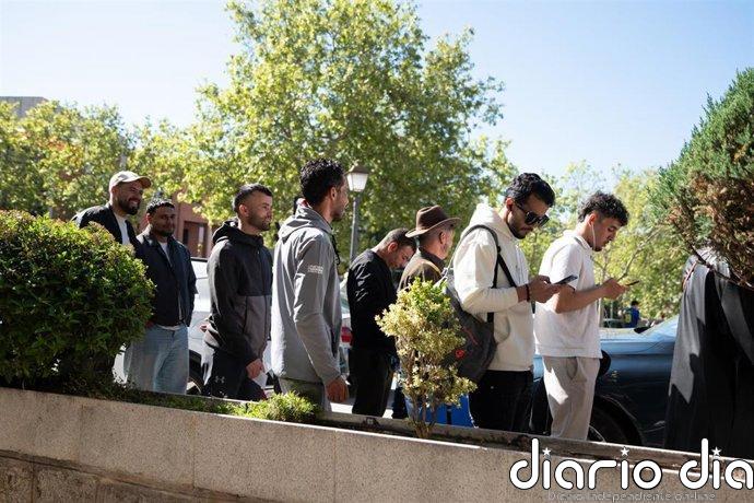 El Gobierno registra 13.500 solicitudes telemáticas y acepta 19.633 citas previas en el primer día de la regularización