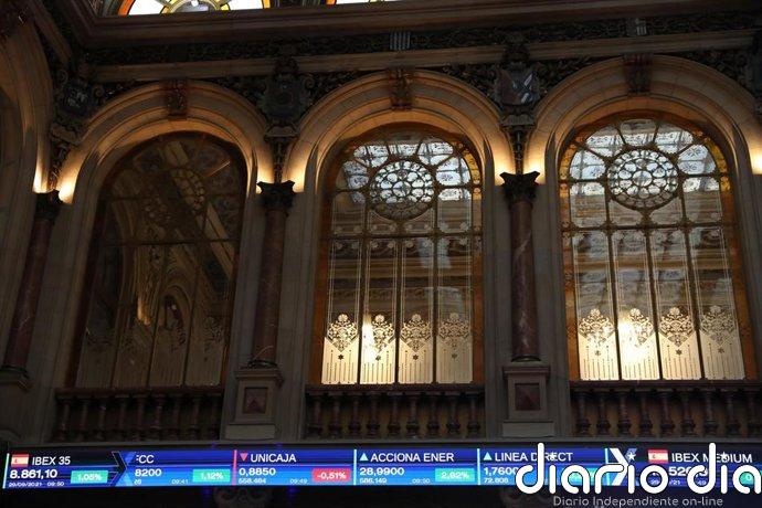 El Ibex 35 cae un 1,5% en la media sesión y pierde los 18.000 puntos, con el Brent superando los 100 dólares