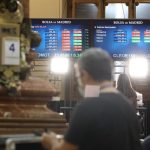 El Ibex 35 corrige un 0,61% en la media sesión, pero aguanta los 18.000 puntos