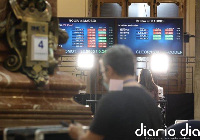 El Ibex 35 corrige un 0,61% en la media sesión, pero aguanta los 18.000 puntos