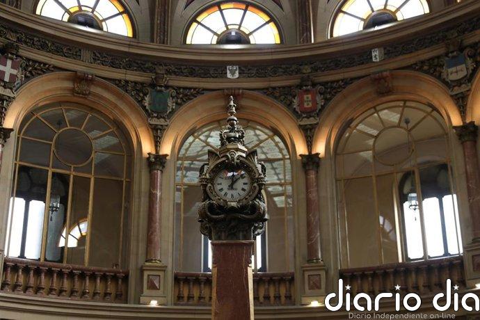 El Ibex 35 sostiene los 17.500 puntos (+2,74%) en la media sesión, con el petróleo en 103 dólares