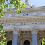 El Ibex 35 sube un 0,12% en la apertura y recupera los 17.700 puntos, con el Brent a más de 107 dólares