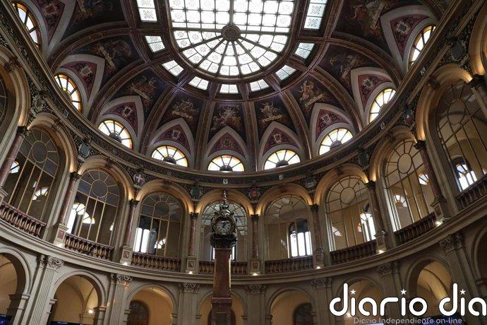 El Ibex mantiene los 17.600 puntos tras caer un 0,74%, con la vista puesta en la Fed y en el crudo