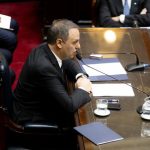 El jefe del Gabinete de Argentina niega haber cometido delitos y avanza que no renunciará a su cargo