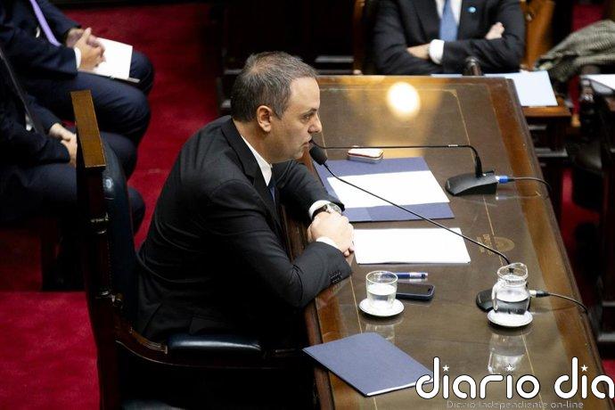 El jefe del Gabinete de Argentina niega haber cometido delitos y avanza que no renunciará a su cargo