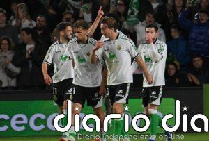 El líder Racing escapa contra el Almería y con el empate del Deportivo