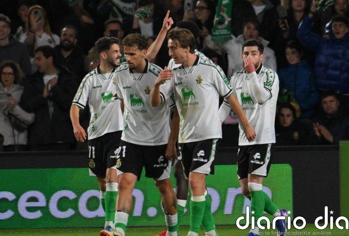 El líder Racing escapa contra el Almería y con el empate del Deportivo