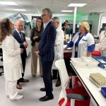 El nuevo laboratorio del hospital Morales Meseguer gestiona 1.800 analíticas y 4.650 muestras diarias