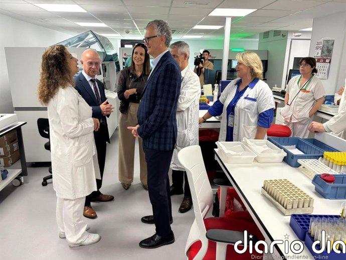 El nuevo laboratorio del hospital Morales Meseguer gestiona 1.800 analíticas y 4.650 muestras diarias