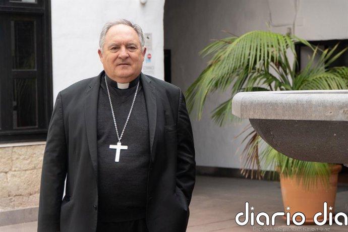 El obispo de Canarias: "A mucha gente habría que meterla cinco días en un cayuco sin comer"