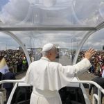 El Papa llama en Camerún a rechazar "toda forma de abuso y violencia, que engañan prometiendo ganancias fáciles"
