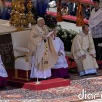 El Papa oficia su primera Misa de Resurrección y pide en la bendición 'Urbi et Orbi' que se abandonen las armas