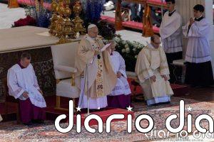 El Papa oficia su primera Misa de Resurrección y pide en la bendición 'Urbi et Orbi' que se abandonen las armas