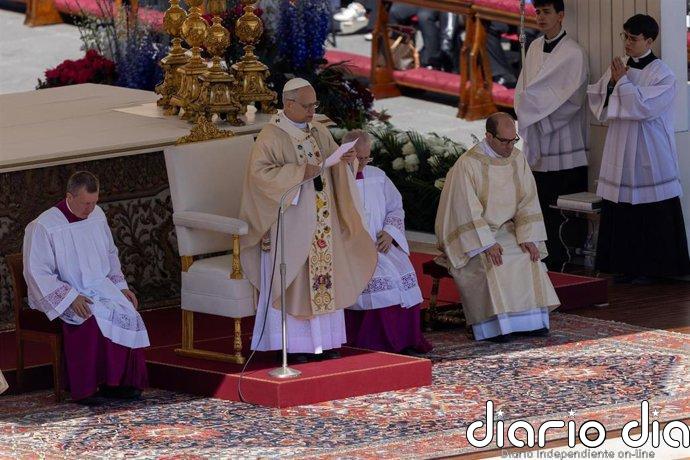 El Papa oficia su primera Misa de Resurrección y pide en la bendición 'Urbi et Orbi' que se abandonen las armas