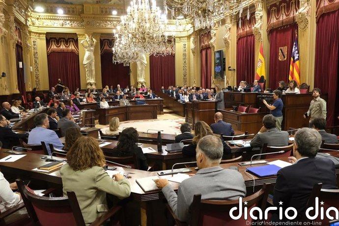 El Parlament aprobará este martes la ley de cogestión aeroportuaria pero no la de limitación de coches en Mallorca
