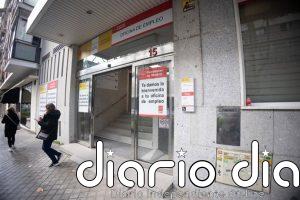 El paro baja en 22.934 personas en marzo, casi el doble que en 2025, impulsado por el sector servicios