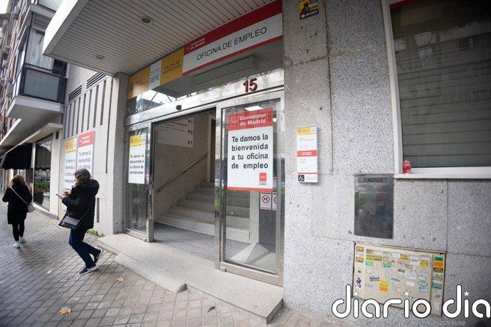 El paro baja en 22.934 personas en marzo, casi el doble que en 2025, impulsado por el sector servicios