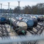 El petróleo cae por debajo de los 100 dólares tras repuntar por el anuncio de Trump de bloquear Ormuz