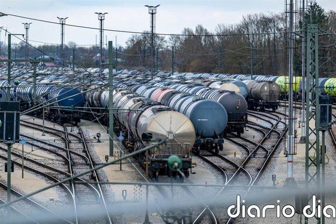 El petróleo cae por debajo de los 100 dólares tras repuntar por el anuncio de Trump de bloquear Ormuz