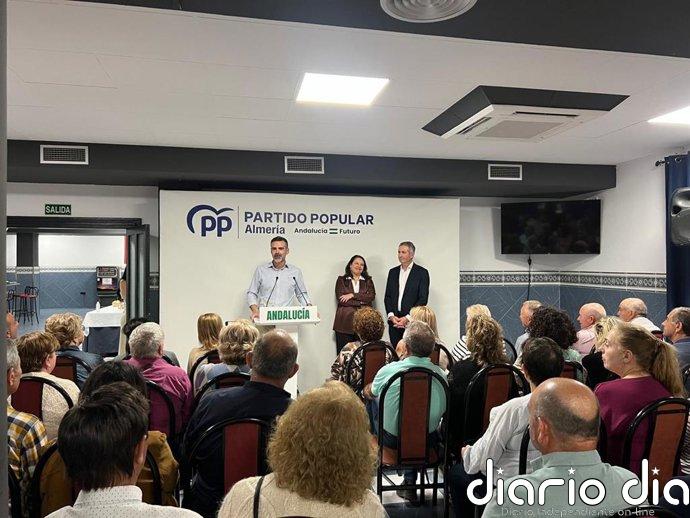 El PP se reúne con agricultores en Vícar (Almería) y reivindica el campo: "el 17M no podemos hacer experimentos"