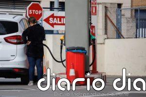 El precio de los carburantes prolonga su caída esta semana y retrocede a niveles de principios de marzo