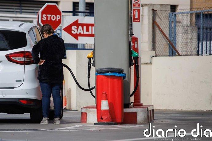 El precio de los carburantes prolonga su caída esta semana y retrocede a niveles de principios de marzo
