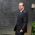 El presidente de Israel reclama un acuerdo entre Netanyahu y fiscales antes de decidir clemencia para el primer ministro