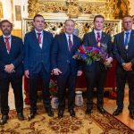 El presidente de la Diputación de Huelva realiza la tradicional ofrenda floral a la Hermandad de los Judíos