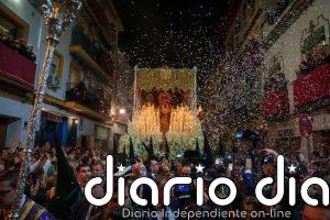 El reencuentro con la Macarena protagoniza una esplendorosa Madrugada en Sevilla de interminables procesiones