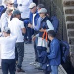 El Rey Juan Carlos, junto a la infanta Elena, da el pistoletazo de salida a su jornada en las regatas de Sanxenxo