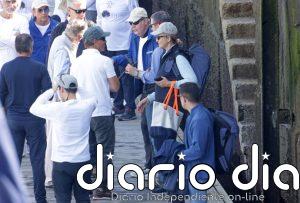 El Rey Juan Carlos, junto a la infanta Elena, da el pistoletazo de salida a su jornada en las regatas de Sanxenxo