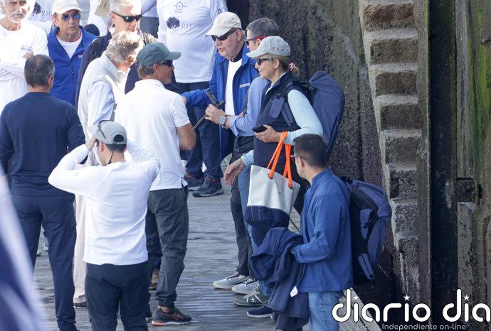 El Rey Juan Carlos, junto a la infanta Elena, da el pistoletazo de salida a su jornada en las regatas de Sanxenxo