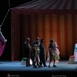 El Teatro Real se transforma en circo para recibir la ópera 'La novia vendida' entre risas y aplausos