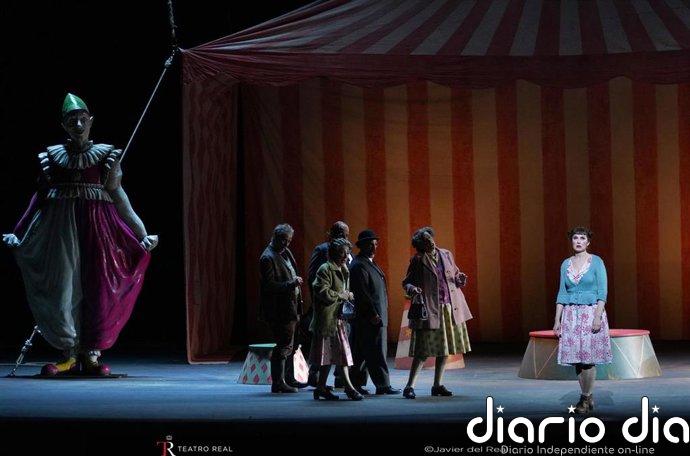 El Teatro Real se transforma en circo para recibir la ópera 'La novia vendida' entre risas y aplausos
