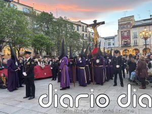 El tiempo respeta la Magna Procesión del Santo Entierro y el fervor de logroñeses y visitantes le acompañan