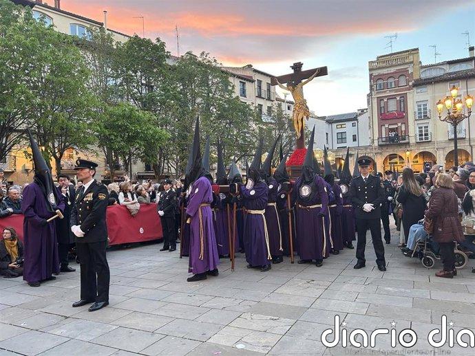 El tiempo respeta la Magna Procesión del Santo Entierro y el fervor de logroñeses y visitantes le acompañan