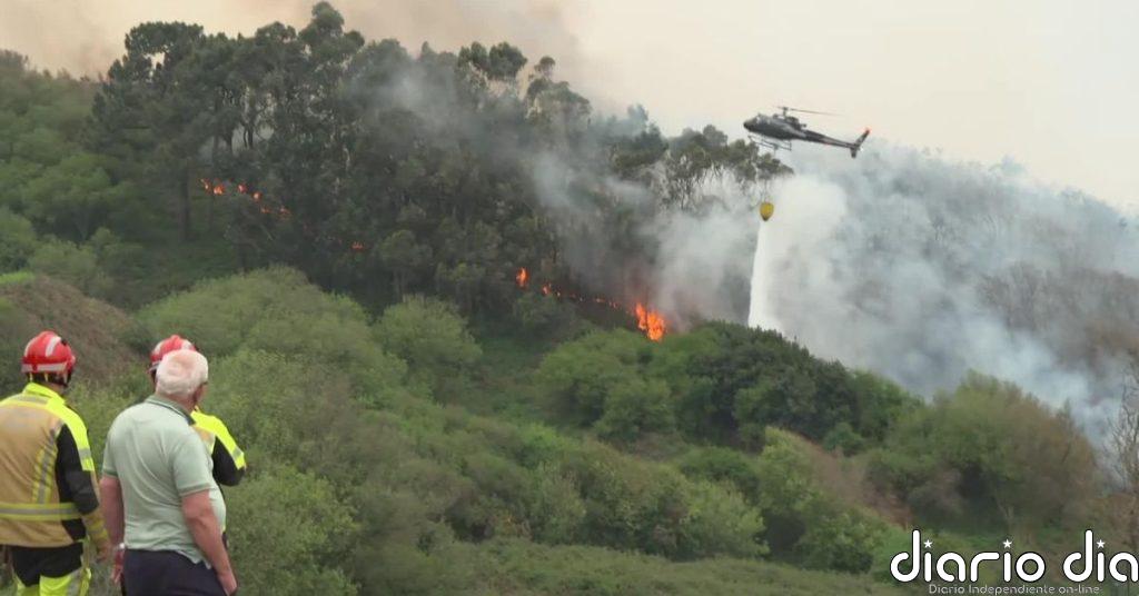 El viento y el calor complican la extinción de varios incendios en Galicia