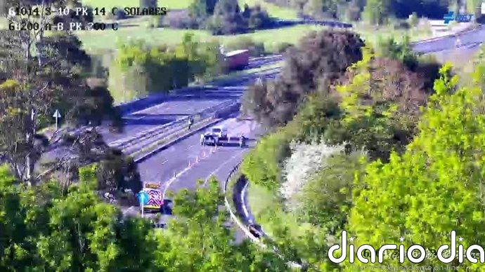 El vuelco de un camión en la A-8 en Solares obliga a desviar el tráfico y genera retenciones