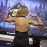 Elsa Pataky luce en 'El Hormiguero' el conjunto sastre más favorecedor para presumir de brazos y espalda