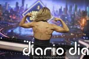 Elsa Pataky luce en 'El Hormiguero' el conjunto sastre más favorecedor para presumir de brazos y espalda