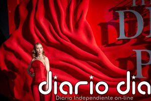 Emily Blunt paraliza Londres con un sofisticado 'dos piezas' rojo de efecto escultórico